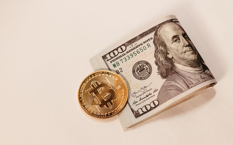 Bitcoin Pode Atingir o Valor de Metade do Ouro Até 2028 e Chegar a US$ 644 Mil, Apontam Analistas