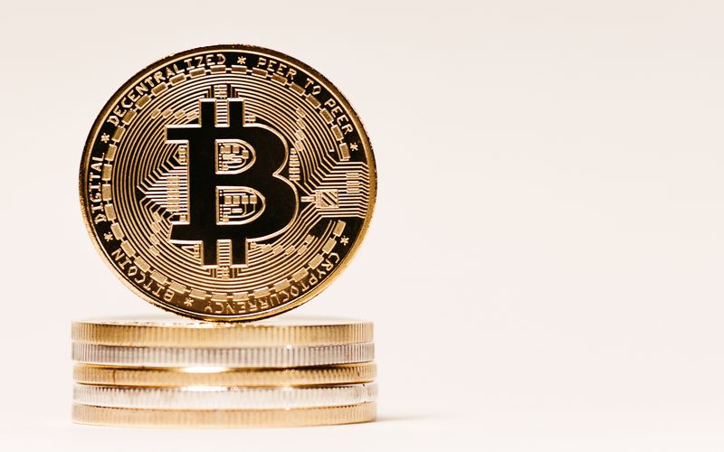 Bitcoin Cai 17% e Atinge US$ 104 Mil com Liquidações de US$ 1,3 Bilhão: Mercado Busca Suporte em US$ 100 Mil