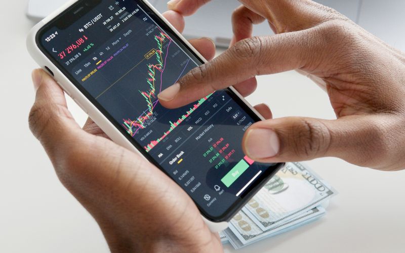 ETFs de Bitcoin Registram Saídas de Mais de US$ 2 Bilhões em Uma Semana Enquanto Mercado Reage à Incerteza Jurídica nos EUA